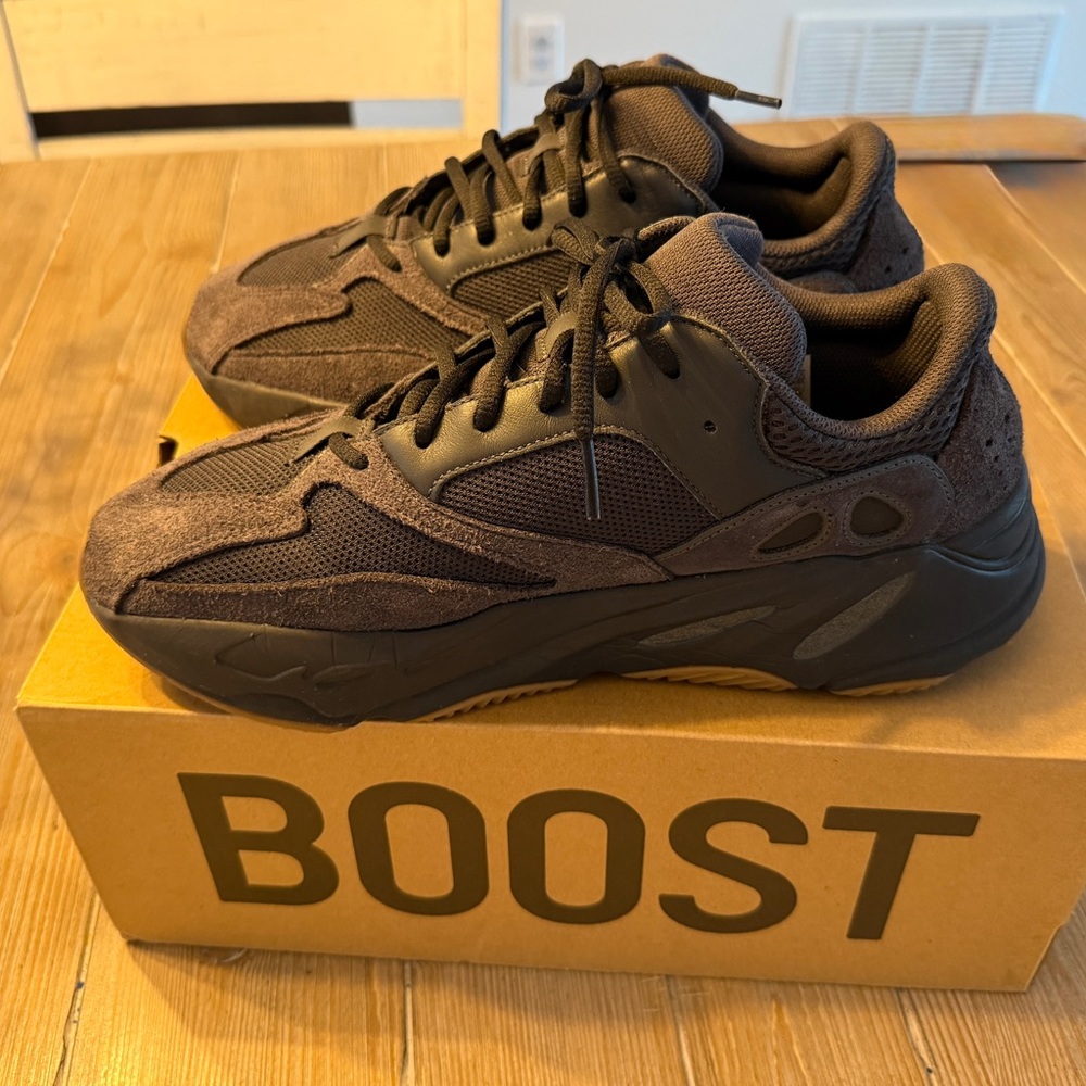 Yeezy Adidas 700